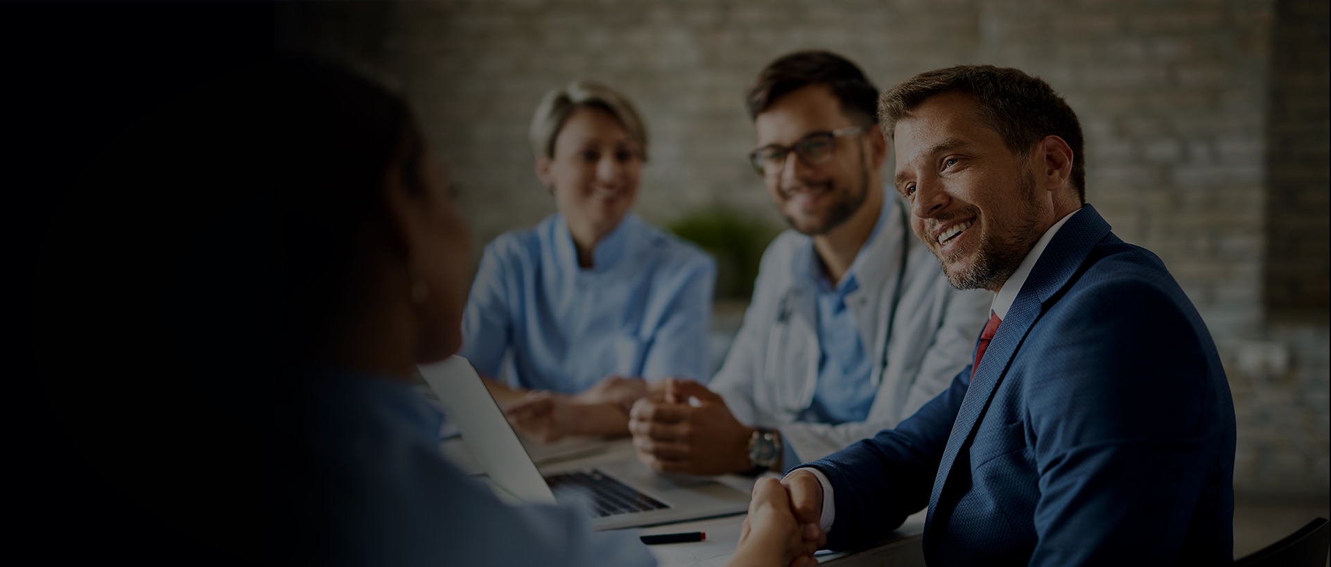 Equipe Sophion Consulting em reunião com cliente